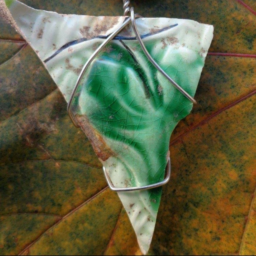 Triangle leaf necklace - Picture 2 of 4